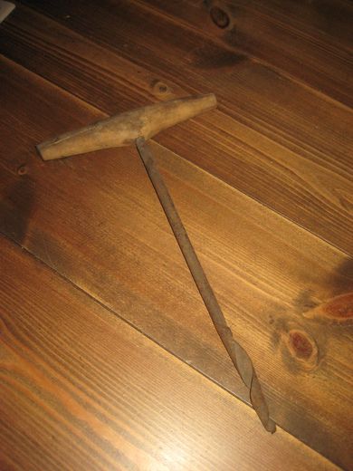 Stor gammel bor med trehandtak ca 36 cm høg 50 tallet