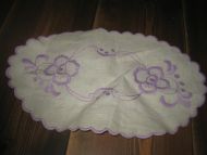 Pent heimelaga handarbeid oval ca 33 cm lang