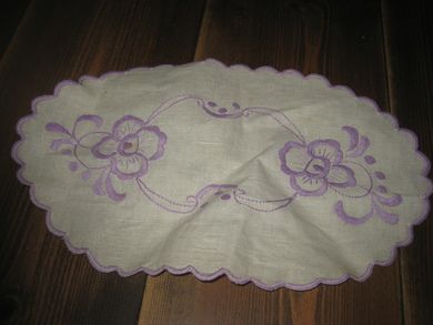 Pent heimelaga handarbeid oval ca 33 cm lang