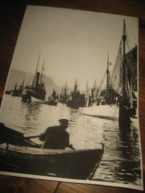Bilde fra Ålesund på tidleg 1900 ca 21*30 cm stort pent i glass og ramme Dette er bilde nr 8