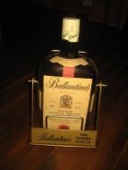 Meget stor flaske i tøfft stativ BALLANTINES FINEST SCOTCH WHISKY Kan det vere reklame på et vinmonopol utsalg en skikkeleg pen reklamesak Ca 39 cm høg i messing stativ
