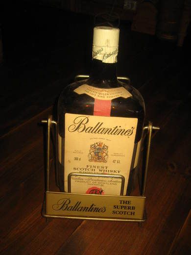 Meget stor flaske i tøfft stativ BALLANTINES FINEST SCOTCH WHISKY Kan det vere reklame på et vinmonopol utsalg en skikkeleg pen reklamesak Ca 39 cm høg i messing stativ