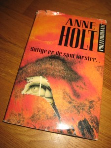 HOLT, ANNE: SALIGE ER DE SOM TØRSTER. 1995.