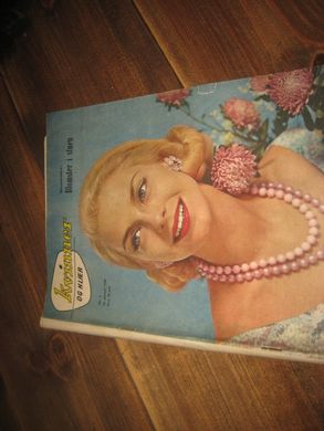 1958 nr 004 Kvinner og klær