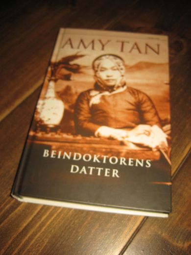 TAN, AMY: BEINDOKTORENS DATTER. 2003.