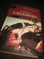 LACKEBERG, CAMILLA: ULYKKESFUGLEN. 2008. 
