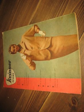 1954 nr 046 KVINNER og klær