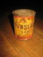 Boks med uttørka innhold OVNSLAKK SORT fra FJELDHEIM BERGEN 50 tallet