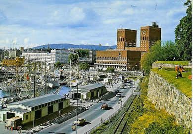 Oslo Rådhuset og havna sett fra Akershus festning