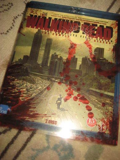 THE WALKING DEATH First season 15 ÅR CA 5TIMER 2010