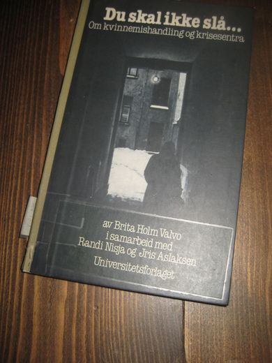 Valvo: Du skal ikke slå… Om kvinnemishandling og krisesentra. 1981.