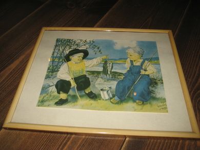 Noetalgisk barnebilde i glass og ramme fra fisketur ca 30*25 cm stort 50 tallet