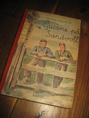 SOLHEIM ANTON: GUTANE PÅ SANDVOLL 1945