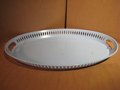Pent og dekorativt ovalt serveringsbrett