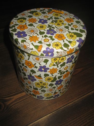 Pen boks til kjøkkenet? 70 tallet 14 cm i diameter 16 cm høg