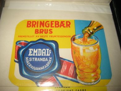 Strøken etikett fra Emdals Mineralvannfabrikk Stranda: BRINGEBÆR BRUS 60- 70 tallet
