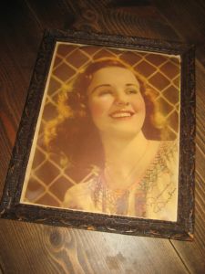 Bilde i gammel ramme, DEANNA DURBINS i hennes nyeste film: Hennes første kjærlighet. 30-40 tallet.