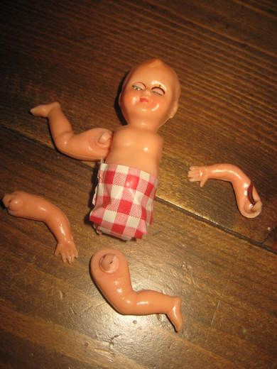 Pen Italiensk dokke i hardplast strikka på armer og føtter er smuldra opp dette fikser du lett 60 tallet Ca 9 cm høg