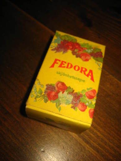 Eske med ubrukt innhold, FEDORA skjønnhetssepe, fra Graarud, Bergen, 40 tallet.