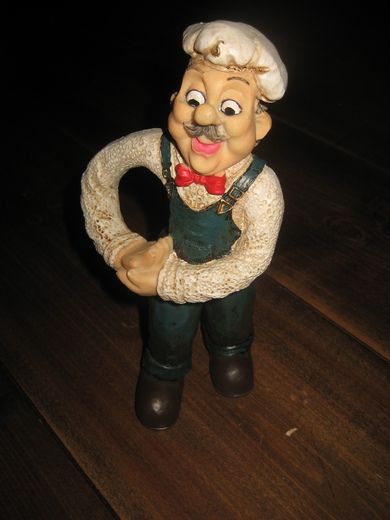 Pen tung figur i stein ca 20 cm høg
