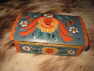 Pent rosemala skrin med tekst : NORGE Ca 15*10 cm stort 6 cm høgt 60 tallet