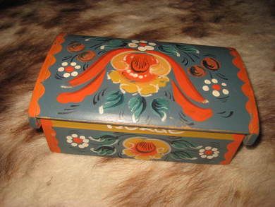 Pent rosemala skrin med tekst : NORGE Ca 15*10 cm stort 6 cm høgt 60 tallet