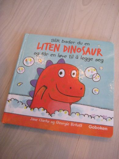 Slik bader du en LITEN DINOSAUR og får en løve til å legge seg 2015