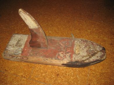 Gammel merkebøye brukt ved garnfiske i gamle dager Tidleg 1900