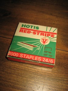 Eske med noe innhold, HOTIS RED STRIPE, 60-70 tallet. 