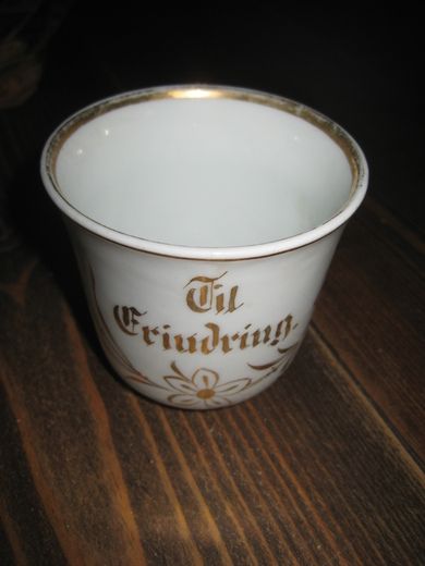 Pen erindringskopp  fra tidleg 1900 med tekst: Erindring. Stolpe handtak, gullskrift under: 2255L.