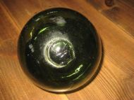 Meget pen rund stor kavlkule brukt ved garnfiske i gamle dager Uten seis Ca 12 cm i diameter Tidleg 1900 Mørk grønn Merka CM