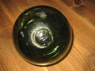 Meget pen rund stor kavlkule brukt ved garnfiske i gamle dager Uten seis Ca 12 cm i diameter Tidleg 1900 Mørk grønn Merka CM
