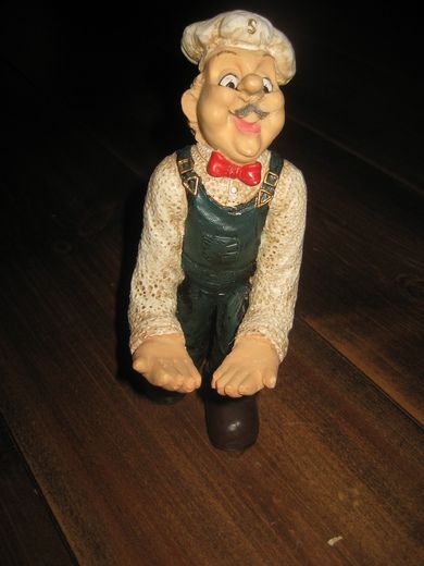 Pen tung figur i stein ca 20 cm høg