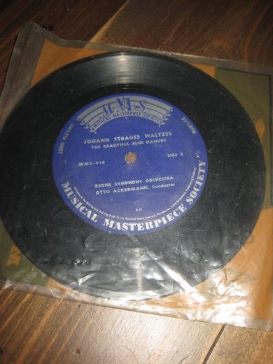 BERNE SYMPHONY ORCHESTRA: JOHAN STRAUSS WALTZES THE EMPEROR WALTZ THE BEAUTIFUL BLUE DANUBE