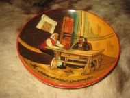 Pent dreia fat med dekorasjon: DE ENSOMME GAMLE ca 20 cm i diameter 50-60 tallet