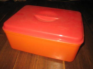 Plasteske med lokk, ca 28*22 cm stor, 13 cm høg, fra militært overskuddslager, 50 tallet. 