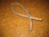 Gammel klave som ble brukt til å lage bør som en bar på ryggen ned fra fjellet Tidleg 1900