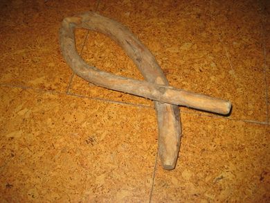 Gammel klave som ble brukt til å lage bør som en bar på ryggen ned fra fjellet Tidleg 1900