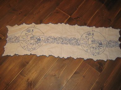 Heimebrodert duk med liten skade