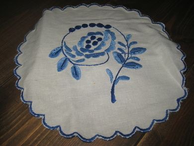 Pen brodert brikke ca 24 cm brei