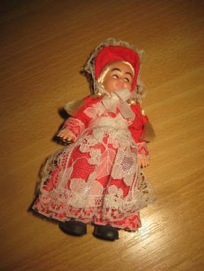 Liten pen dokke fra 60 tallet ca 12 cm høg Meget pen