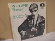 NY DAVID SJUNGER: INGENIØR SVENSSON- PÅ ANDRA STRAND FM3013