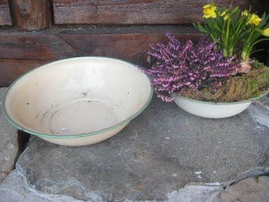 Emaljert vaskefat fra 50-60 tallet Ca 36 cm stort Kan brukes til så mangt oppsats for blomster? Dette er fat nr 1
