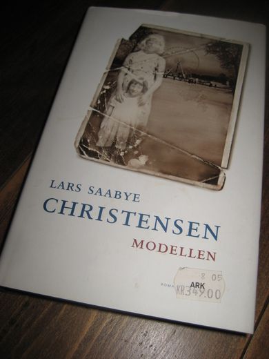 CHRISTENSEN, LARS SAABYE: MODELLEN. 2005.