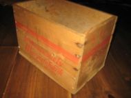 Tre-eske med reklame for Mowinckels Margarinfabrik Bergen Ca 26*17 cm stor 18 cm høg pen til så mangt 50-60 tallet