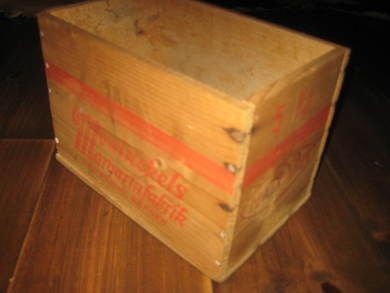 Tre-eske med reklame for Mowinckels Margarinfabrik Bergen Ca 26*17 cm stor 18 cm høg pen til så mangt 50-60 tallet