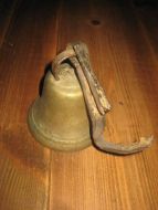 Pen gammel messingblelle tung ca 10 cm i diameter på undersida God lyd Tidleg 1900