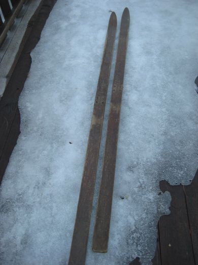 Gammelt par ski uten bindinger pene til dekorasjon på hytteveggen Fra ca 40 tallet Ca 210 cm lange