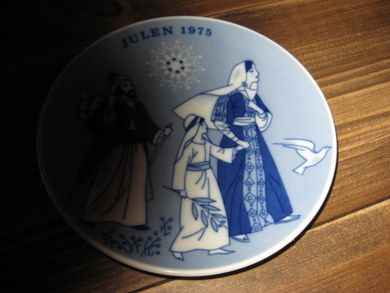 1975 JULEPLATTE fra Porsgrunn Porselensfabrikk Motiv: Jesus på vei til templet