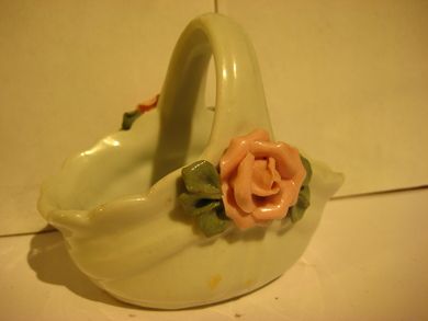 Liten skål med rosemotiv.